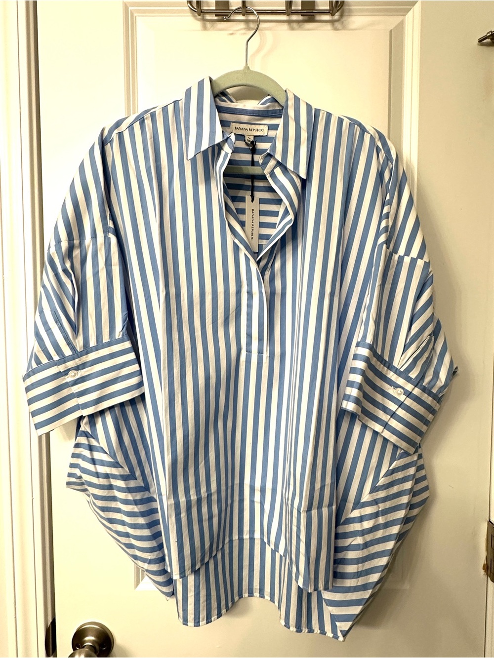 Banana Republic Blue and White Striped Women’s DRAPEY OVERSIZED TOP - sz M